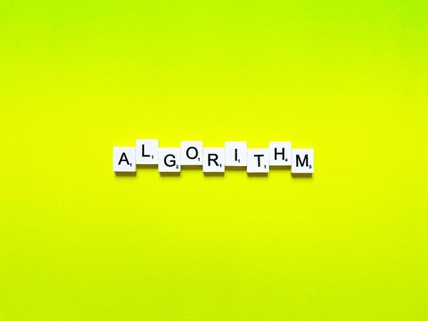 Quels sont les enjeux juridiques et éthiques liés à l'utilisation d'algorithme de décision dans le recrutement?