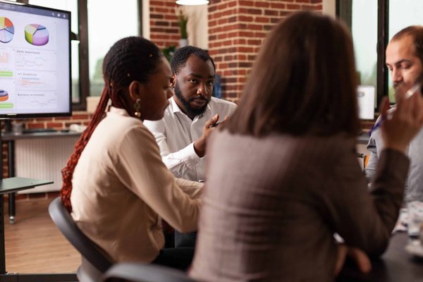 Quel est le rôle du management intermédiaire dans l'implémentation d'une stratégie de transformation digitale?