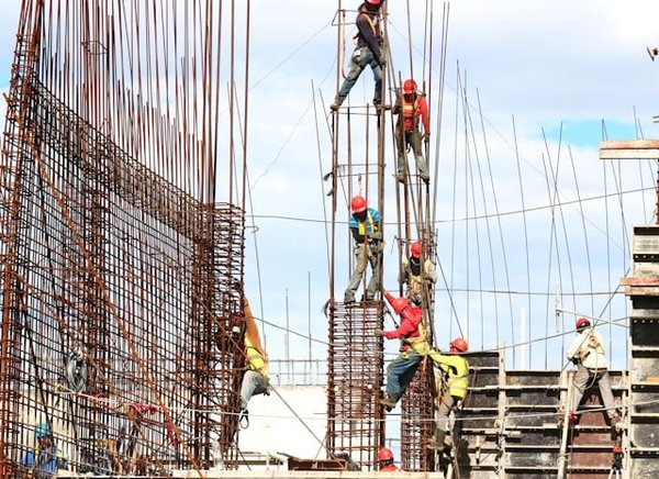 Comment former les professionnels de la construction aux normes HQE (Haute Qualité Environnementale)?